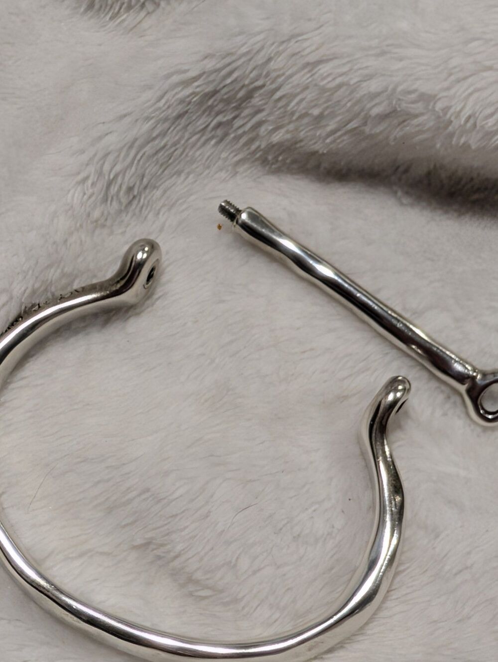 UNO de 50 Silver-toned Shackle Bangle Bracelet Heavy Cuff - Picture 8 of 8
